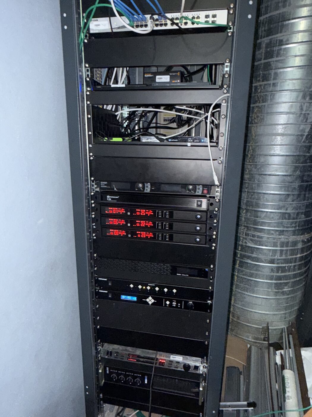 Baie technique avec amplification et matrice audio numérique