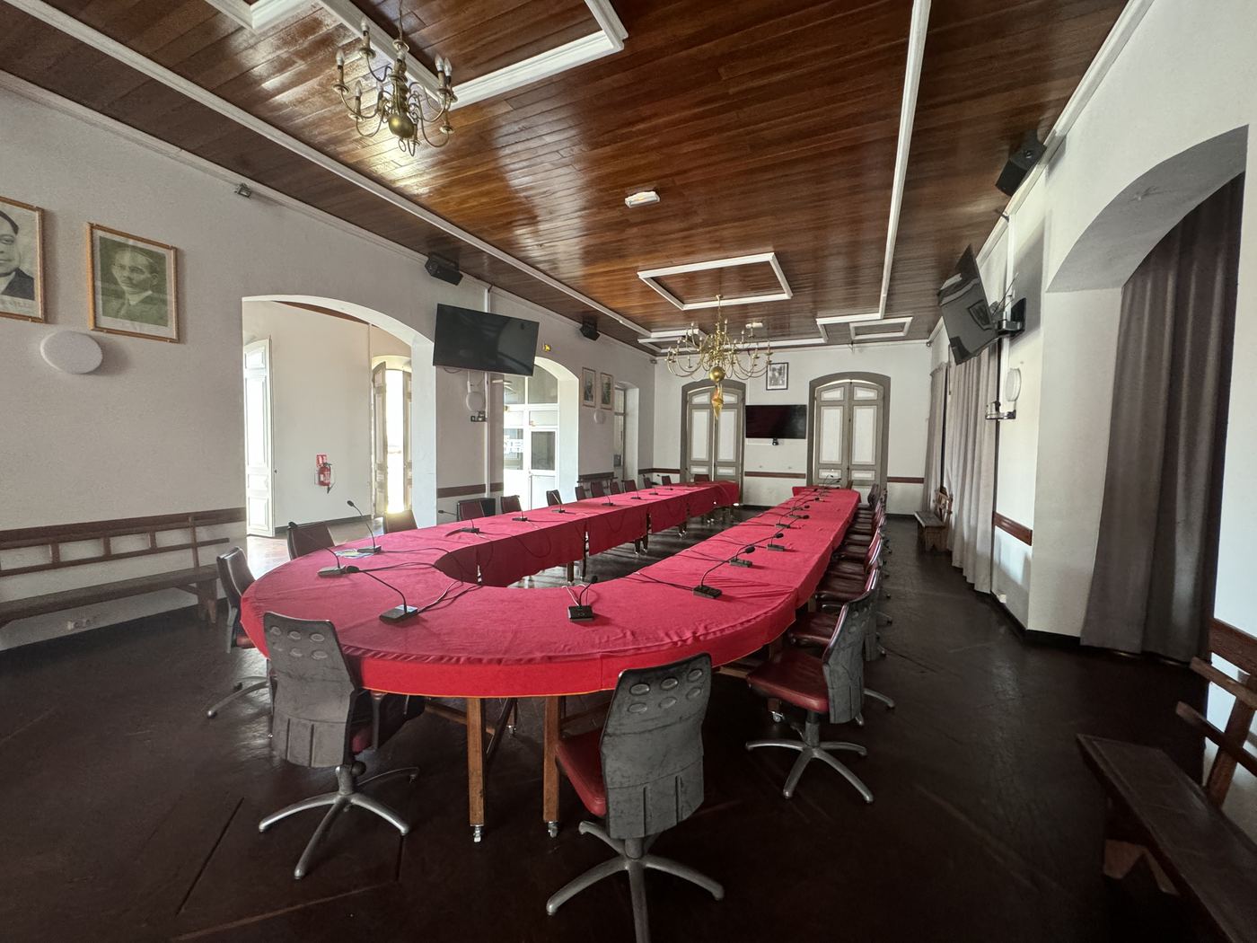 Salle de délibération de l'hôtel de ville de Cayenne.
