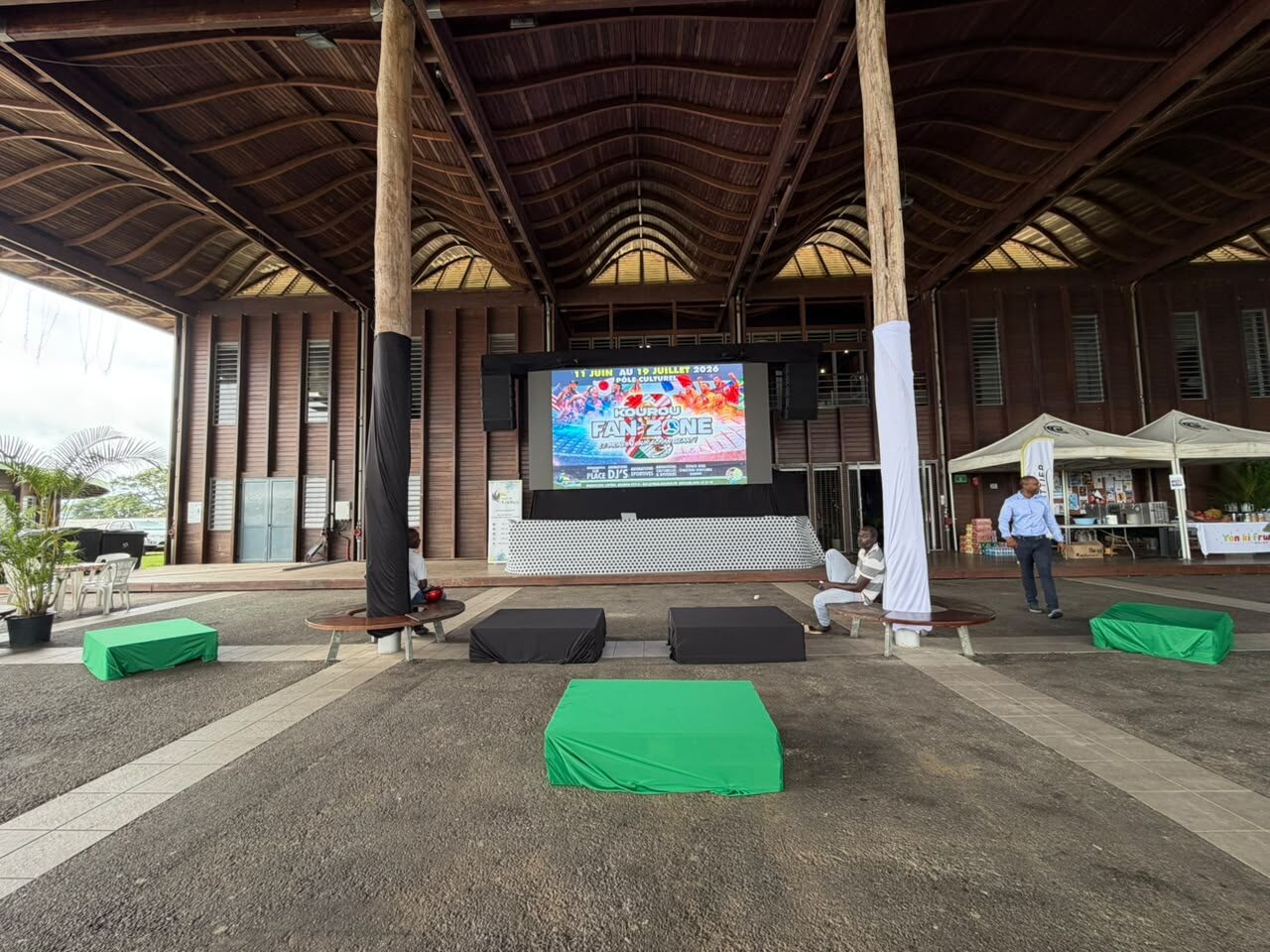Écran géant installé sous une halle couverte