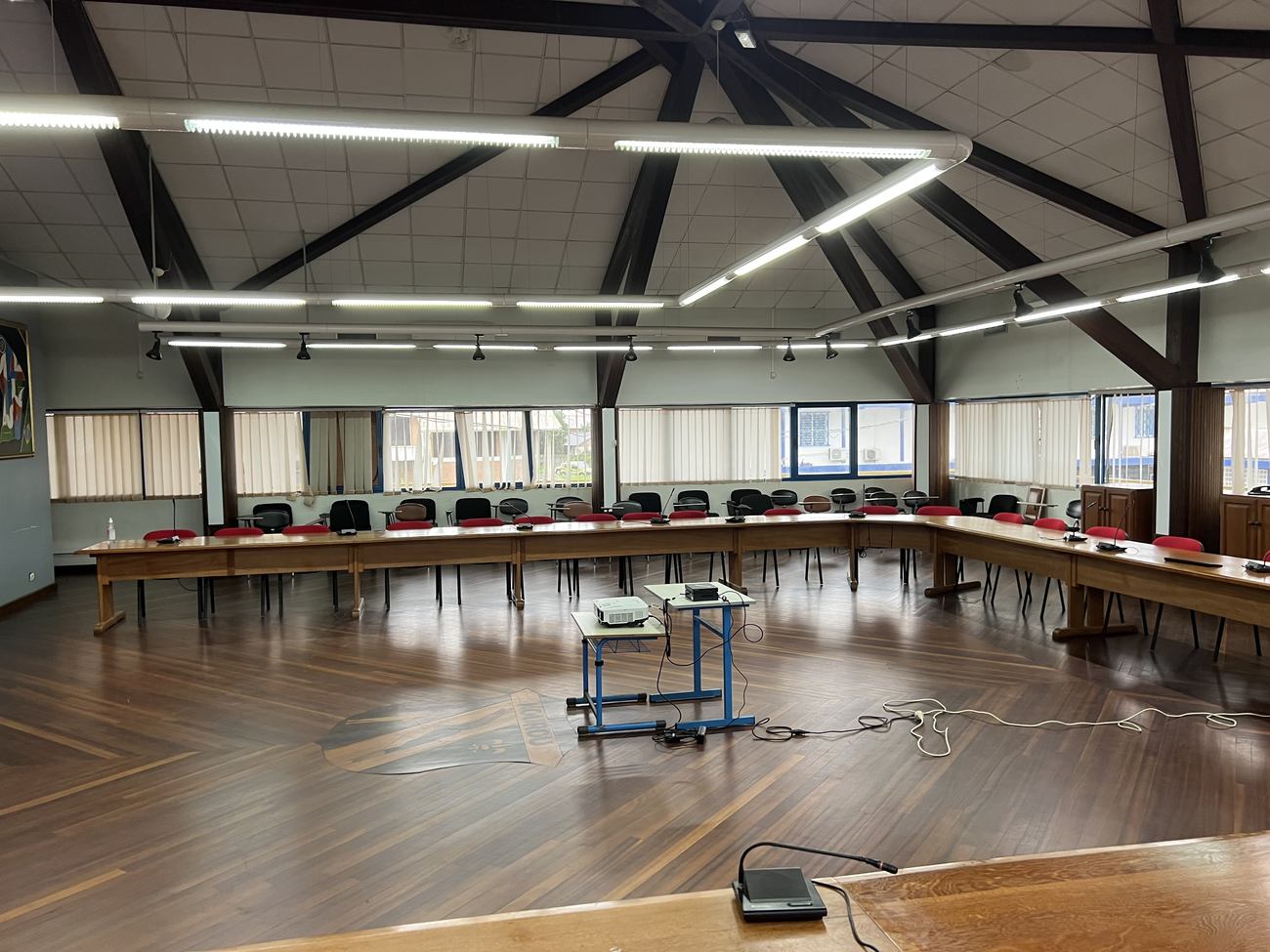 Salle de conseil vide avant équipement, volume long sous charpente