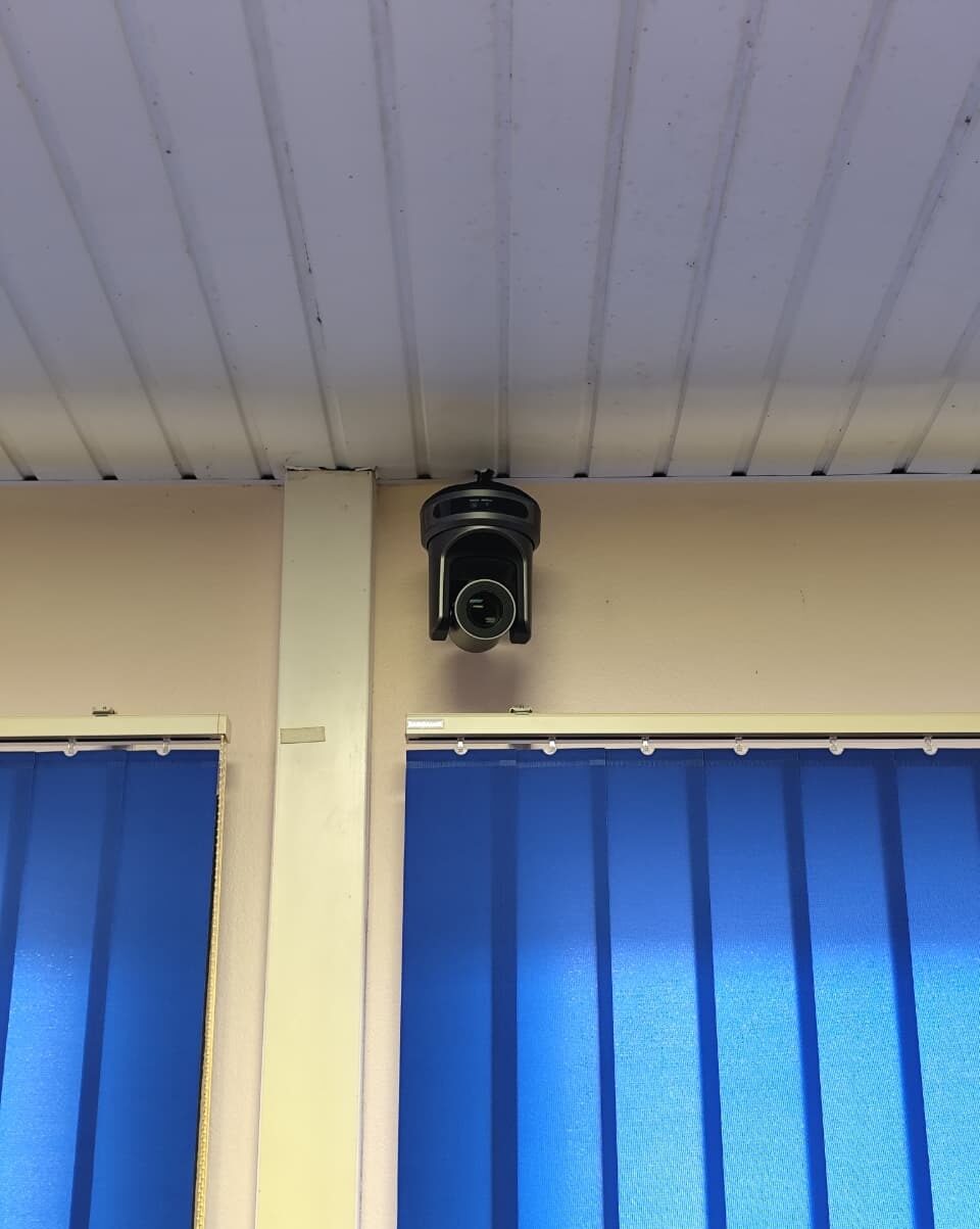 Caméra dôme posée en plafond dans un local recevant du public