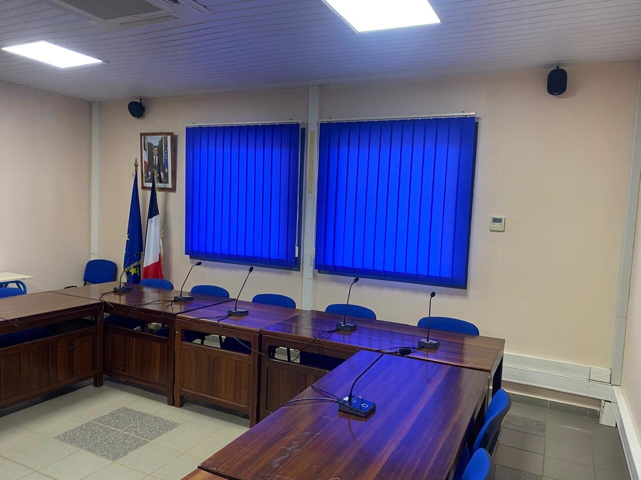 Table de conseil en U équipée poste par poste