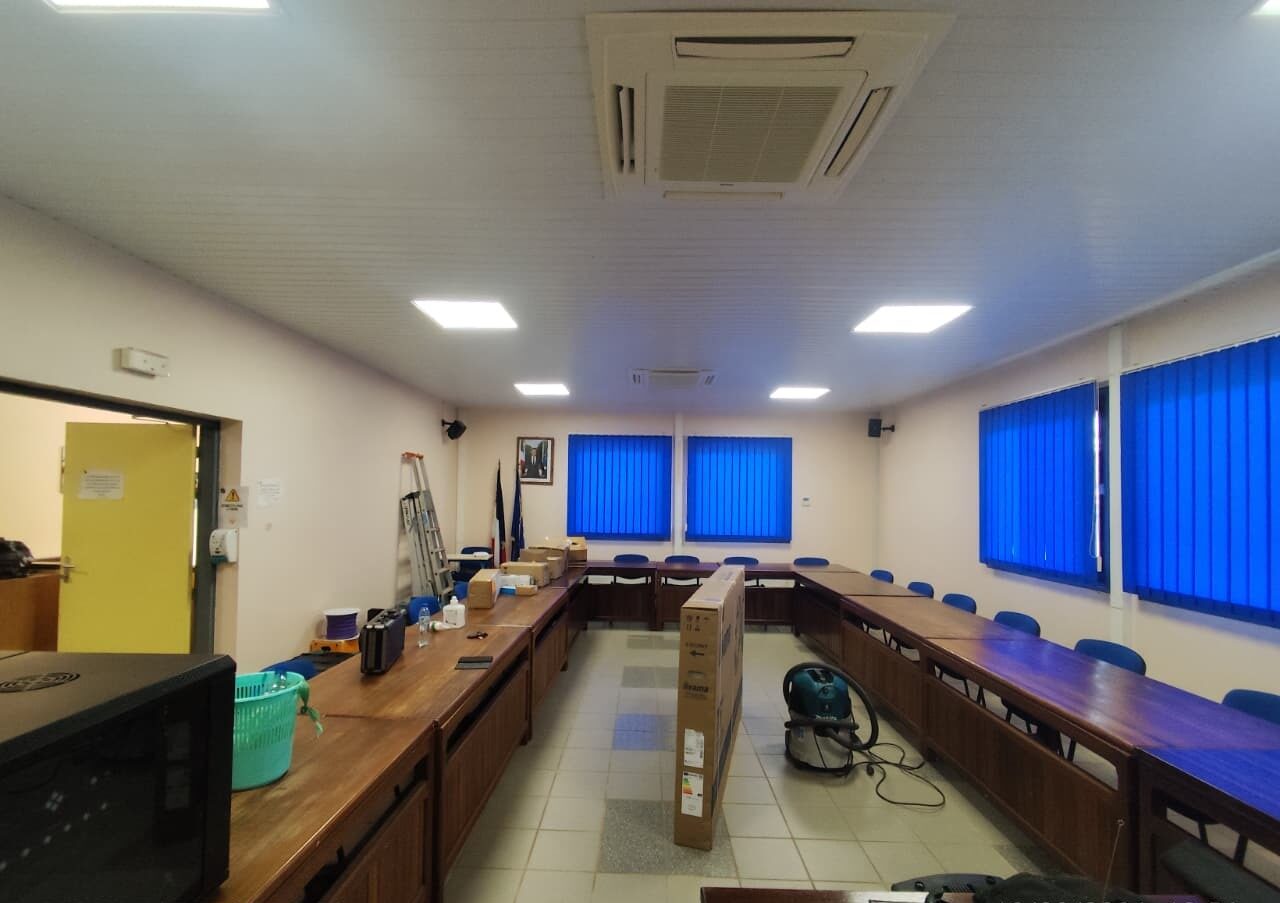 Salle en cours de chantier, câblage en place