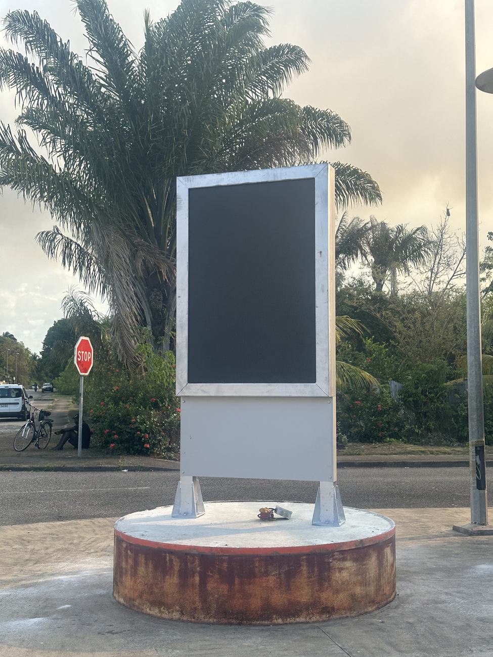 Totem d'affichage dynamique extérieur devant une mairie