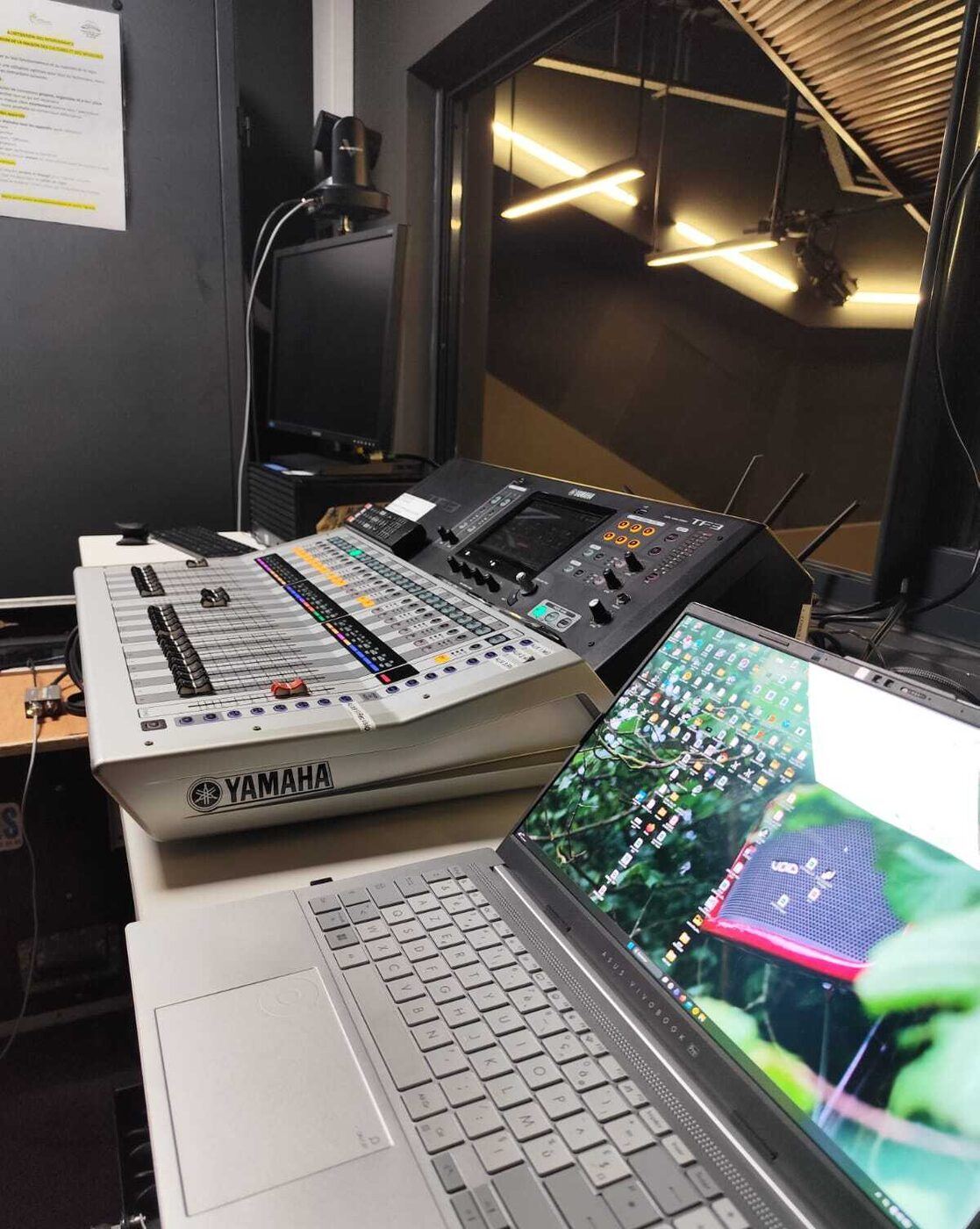 Console de mixage numérique en régie pendant un événement